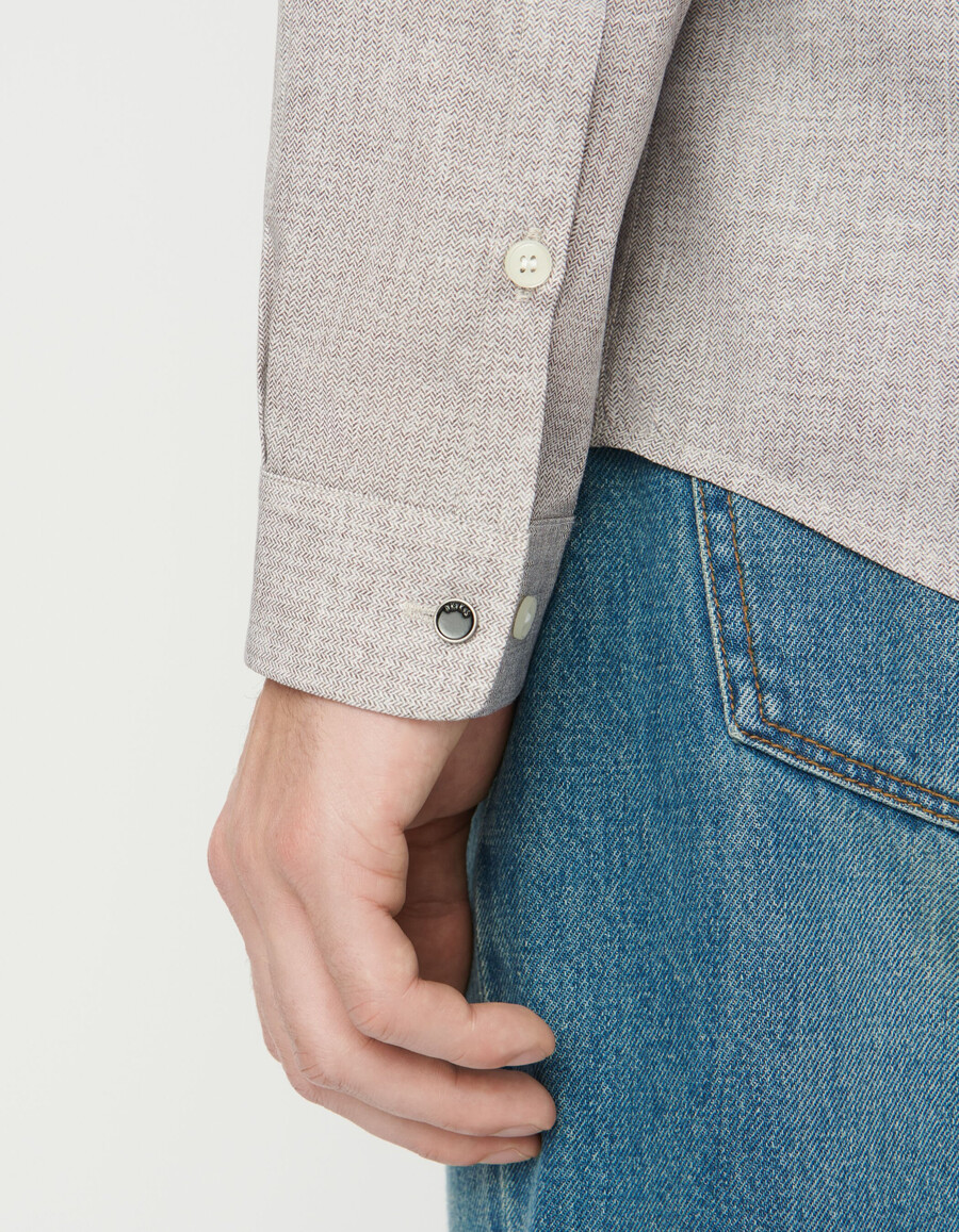 camicia slim da uomo in cotone biologico color prugna con motivo a zigzag minimalista