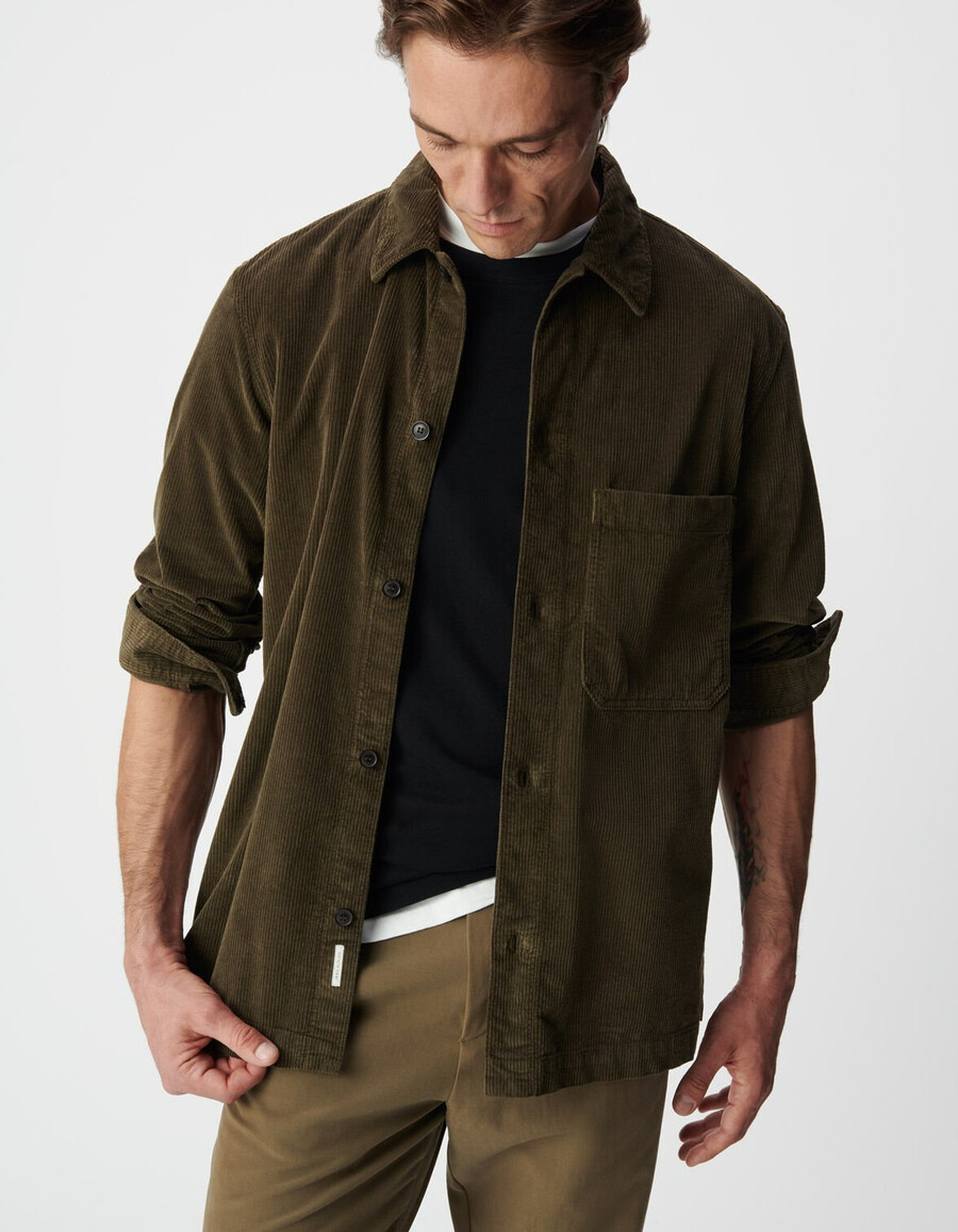 camicia da uomo in velluto a coste color cachi con maxi tasca