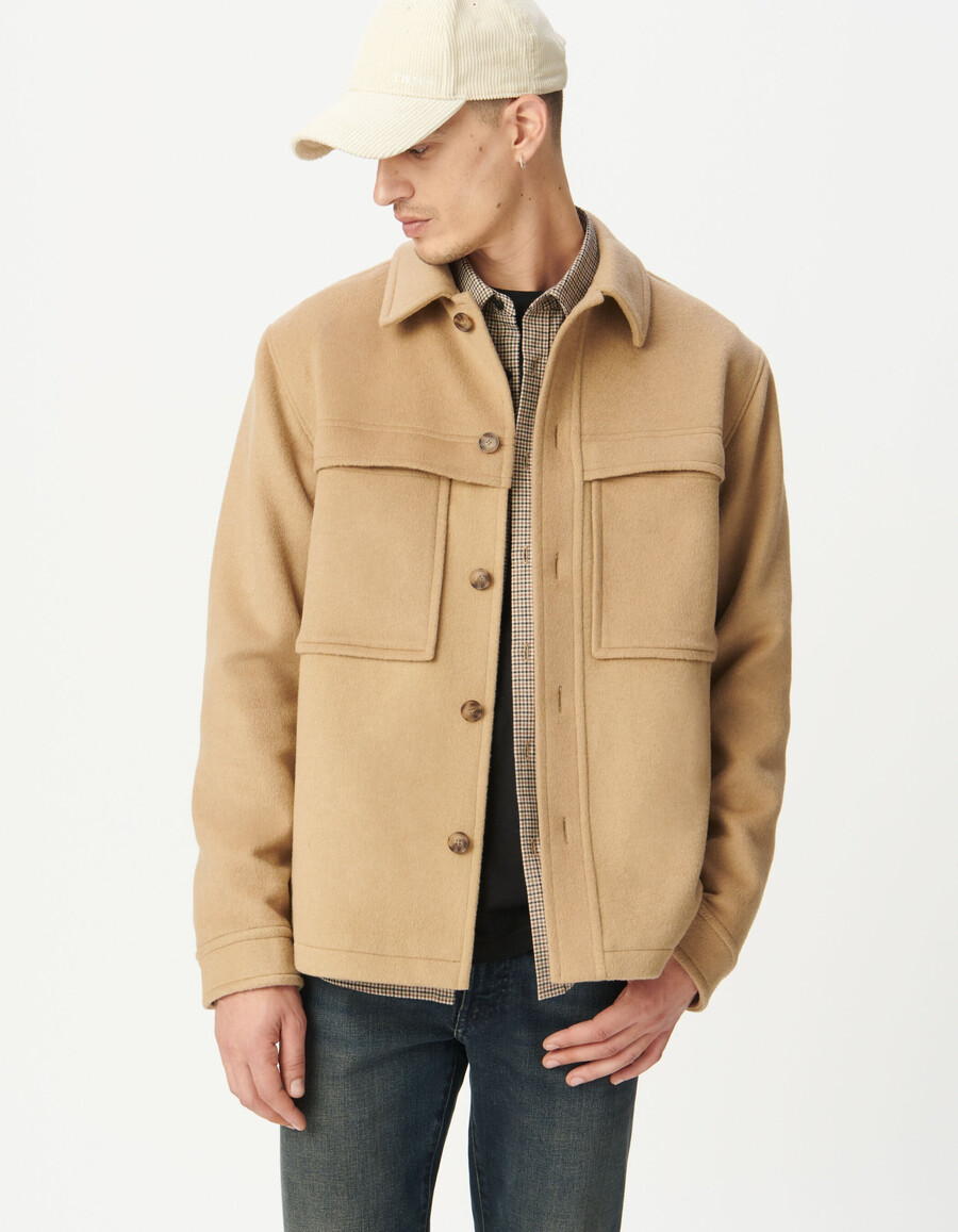 camicia da uomo in lana beige con tasche multiple