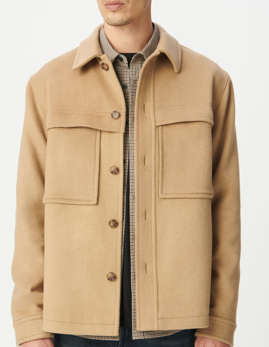 camicia da uomo in lana beige con tasche multiple