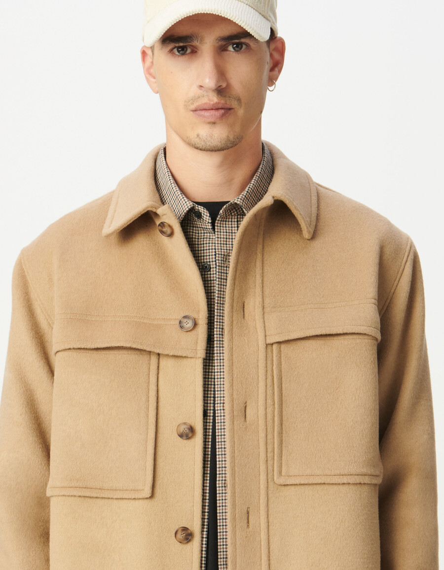 camicia da uomo in lana beige con tasche multiple