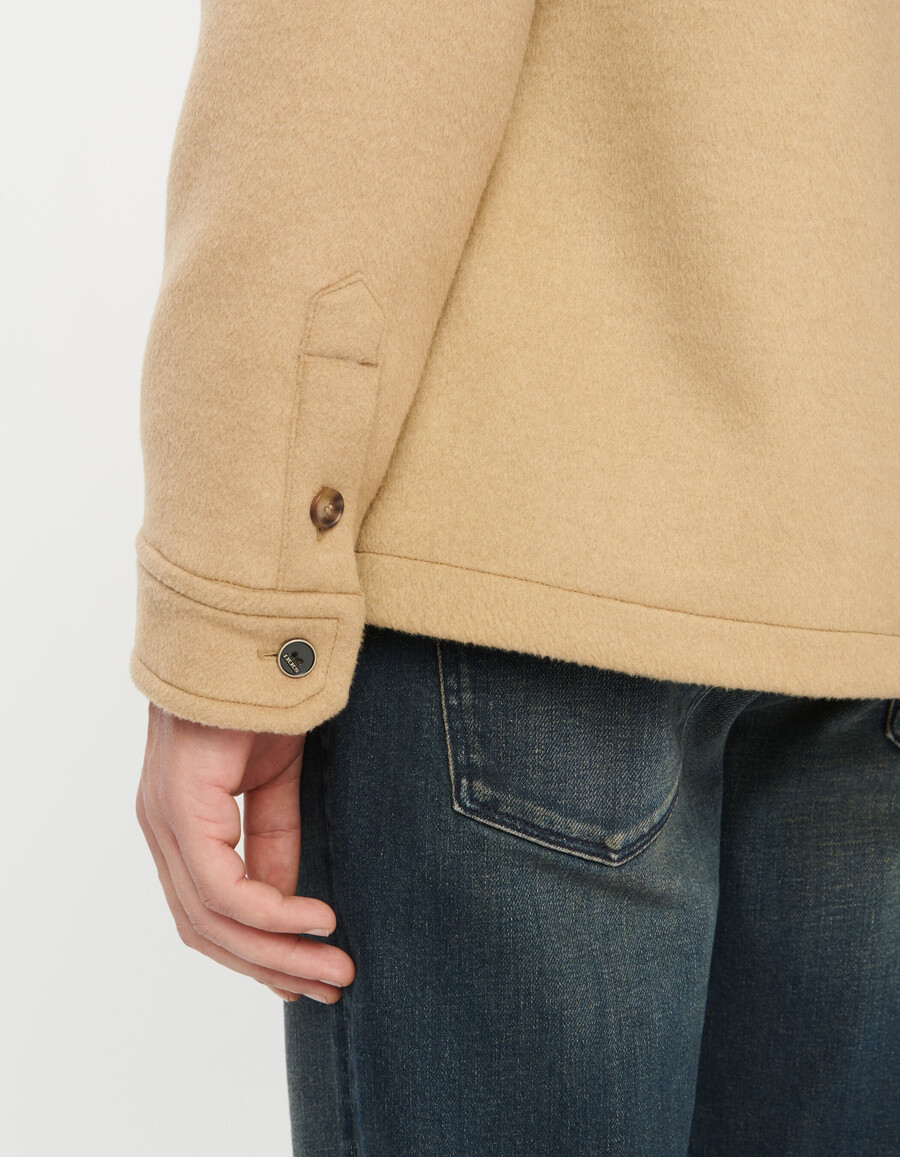 camicia da uomo in lana beige con tasche multiple
