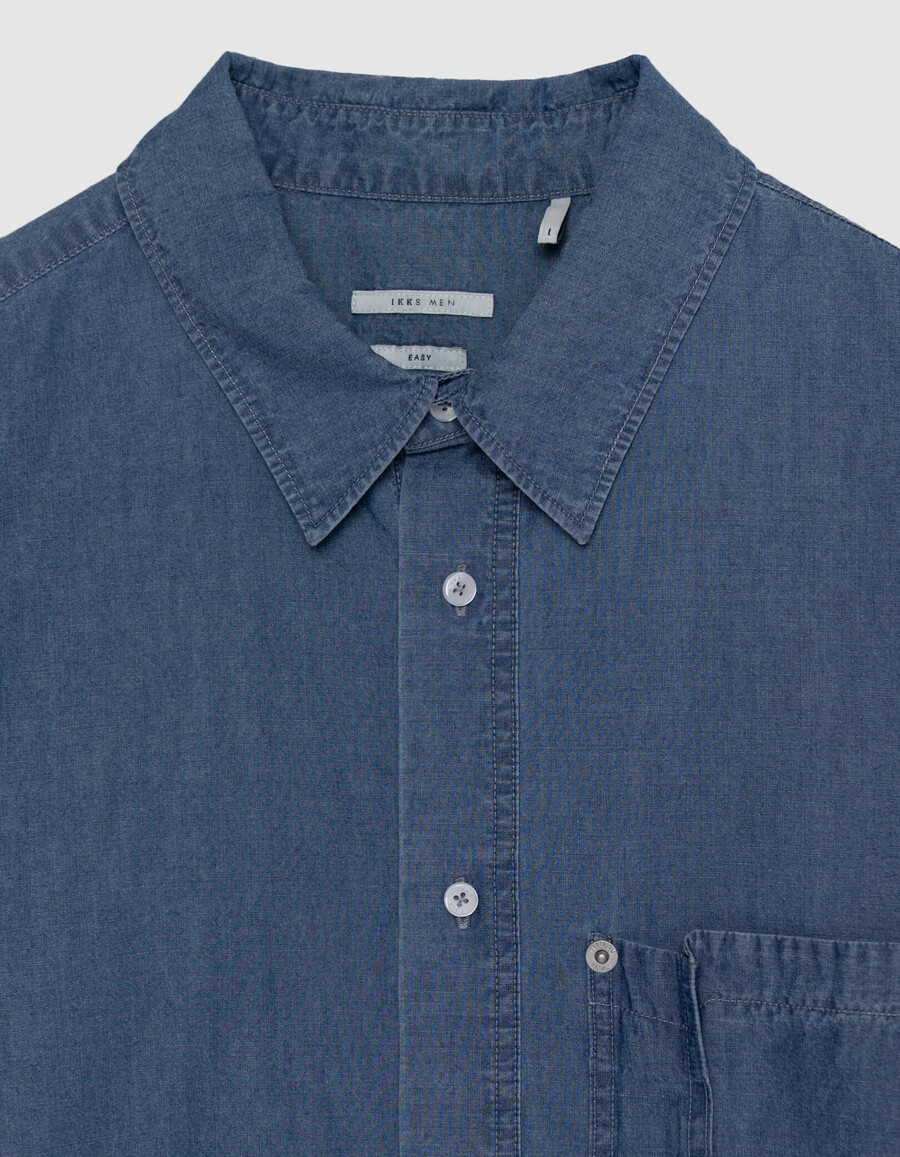 camicia da uomo in chambray blu regolare con tasca asimmetrica