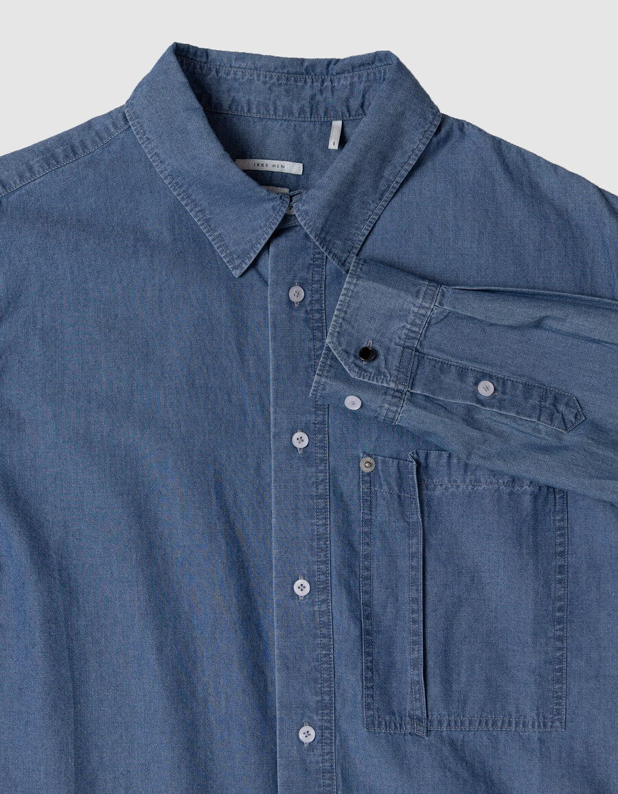 camicia da uomo in chambray blu regolare con tasca asimmetrica