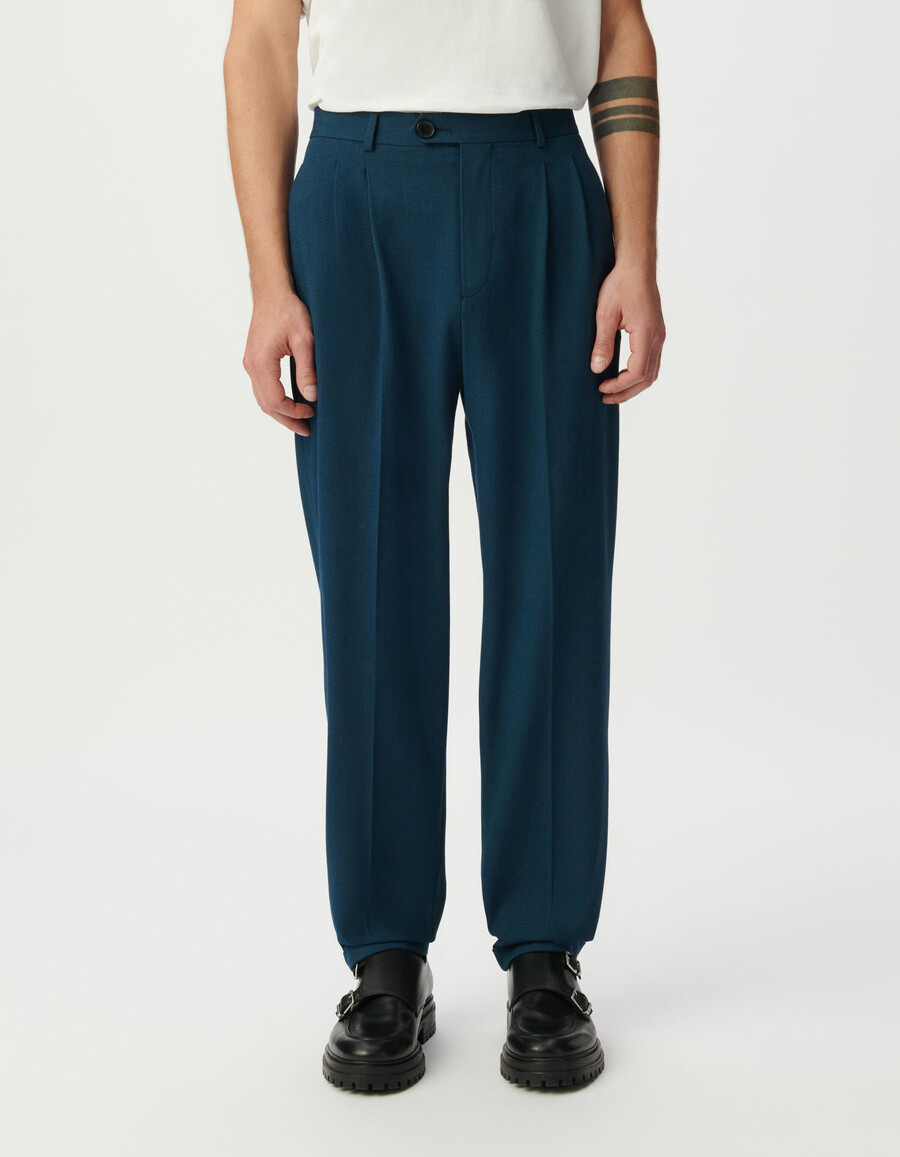 pantaloni da uomo blu semi-semplici con pieghe