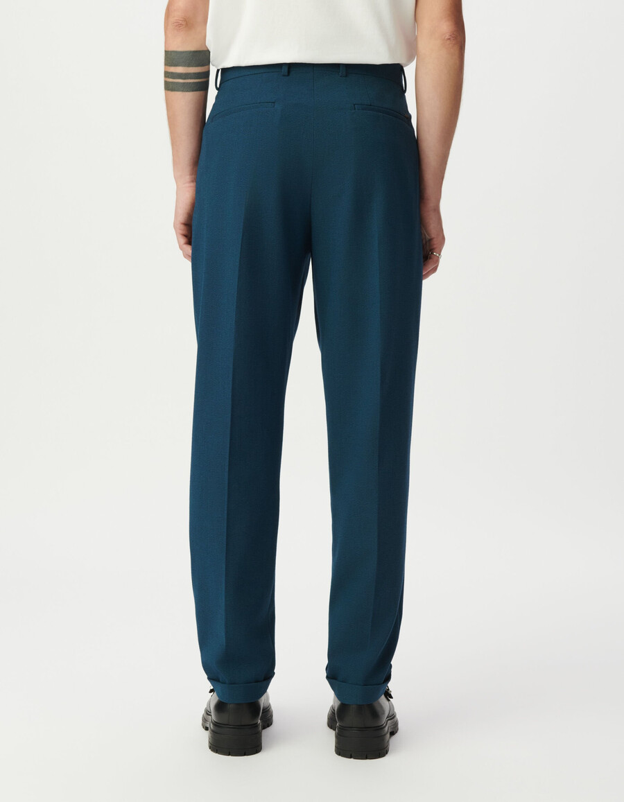 pantaloni da uomo blu semi-semplici con pieghe