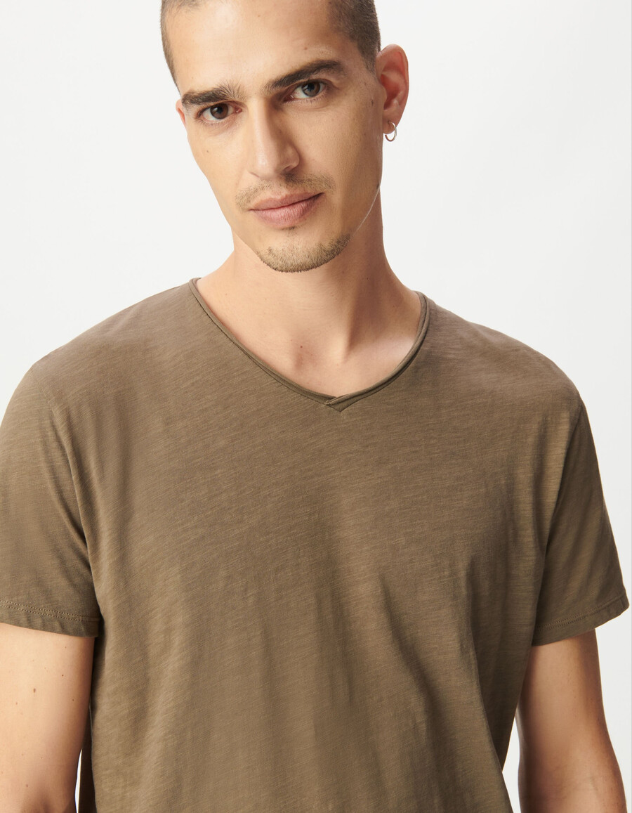 t-shirt da uomo in cotone biologico beige con scollo a v
