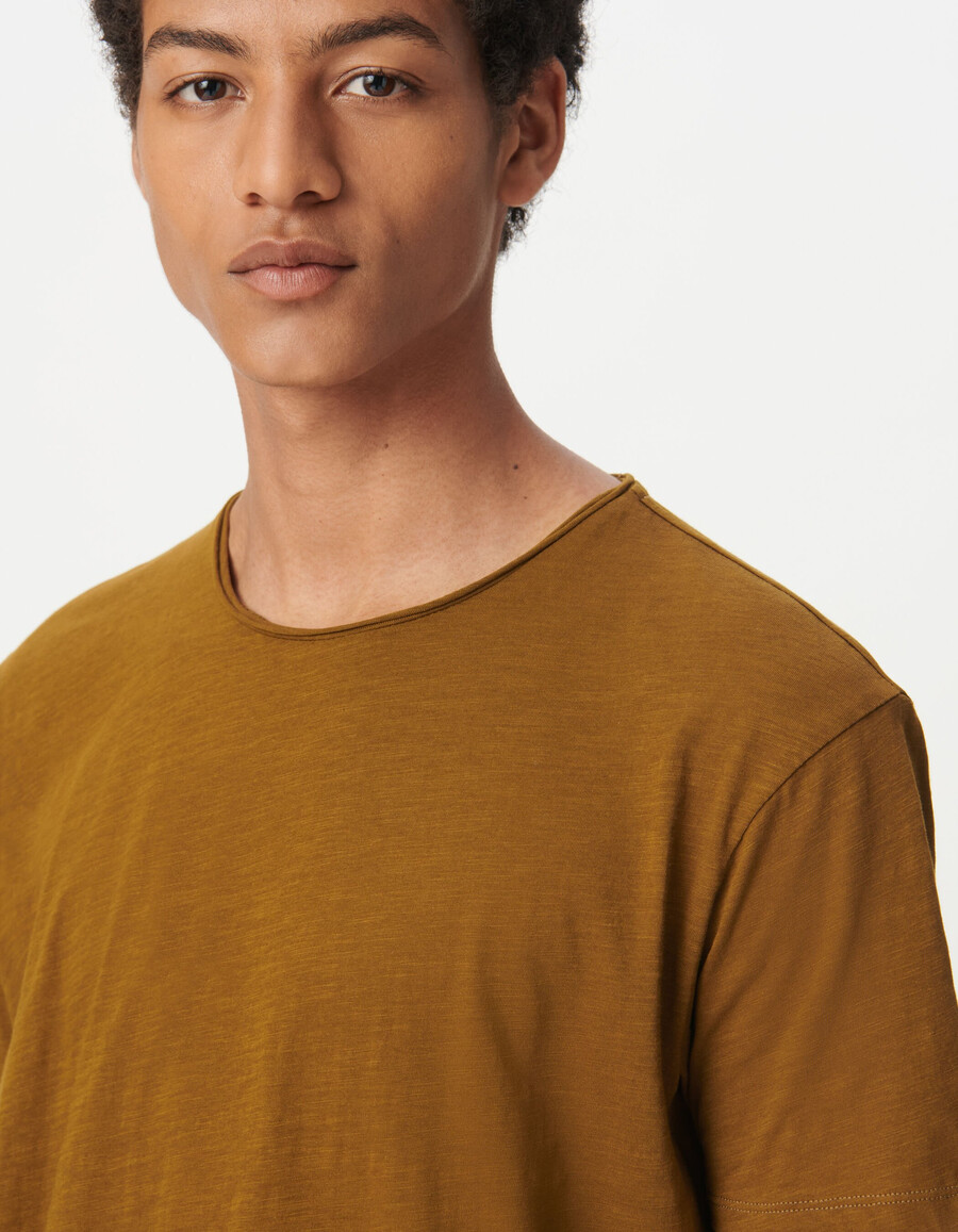 t-shirt girocollo da uomo in cotone organico slub color ocra