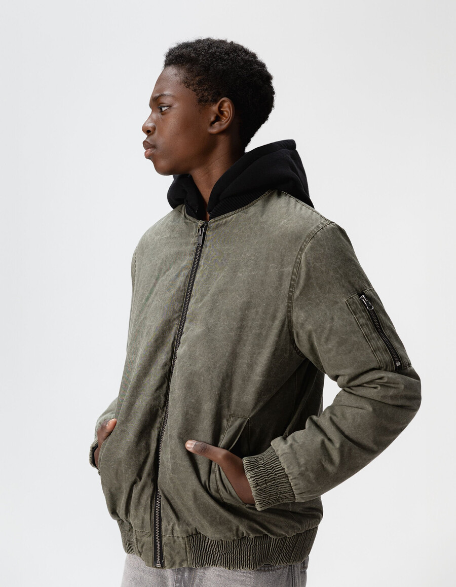 giubbotto bomber color cachi da bambino con cappuccio staccabile