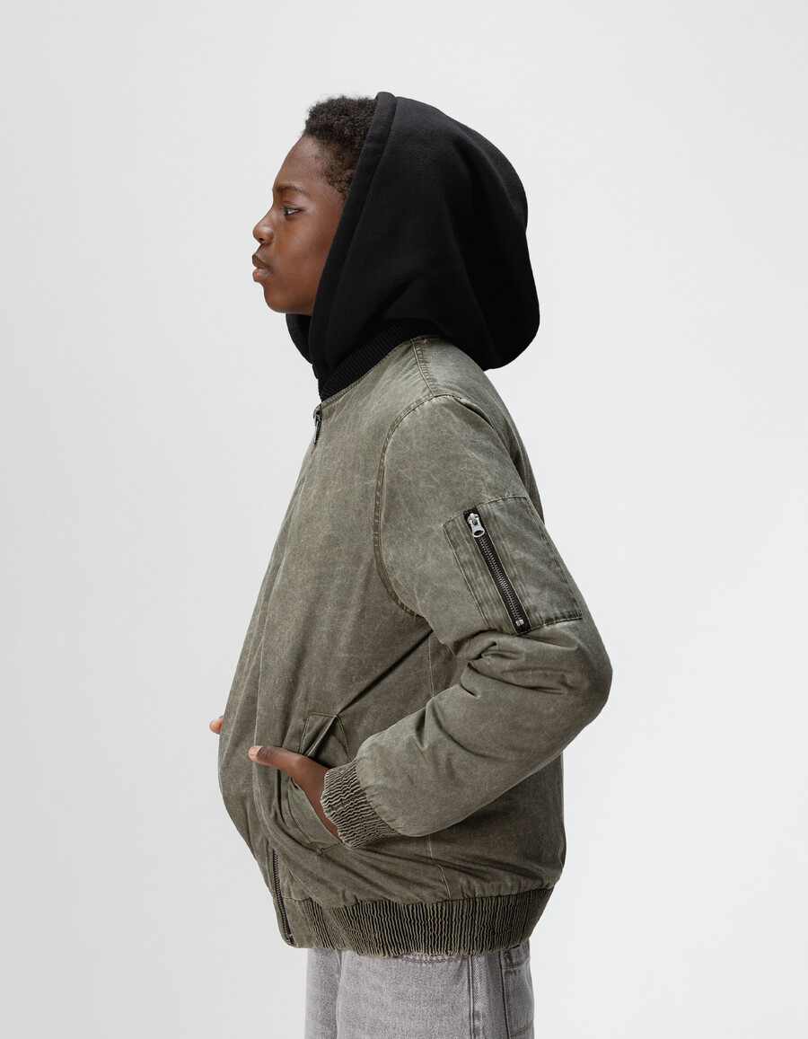 giubbotto bomber color cachi da bambino con cappuccio staccabile