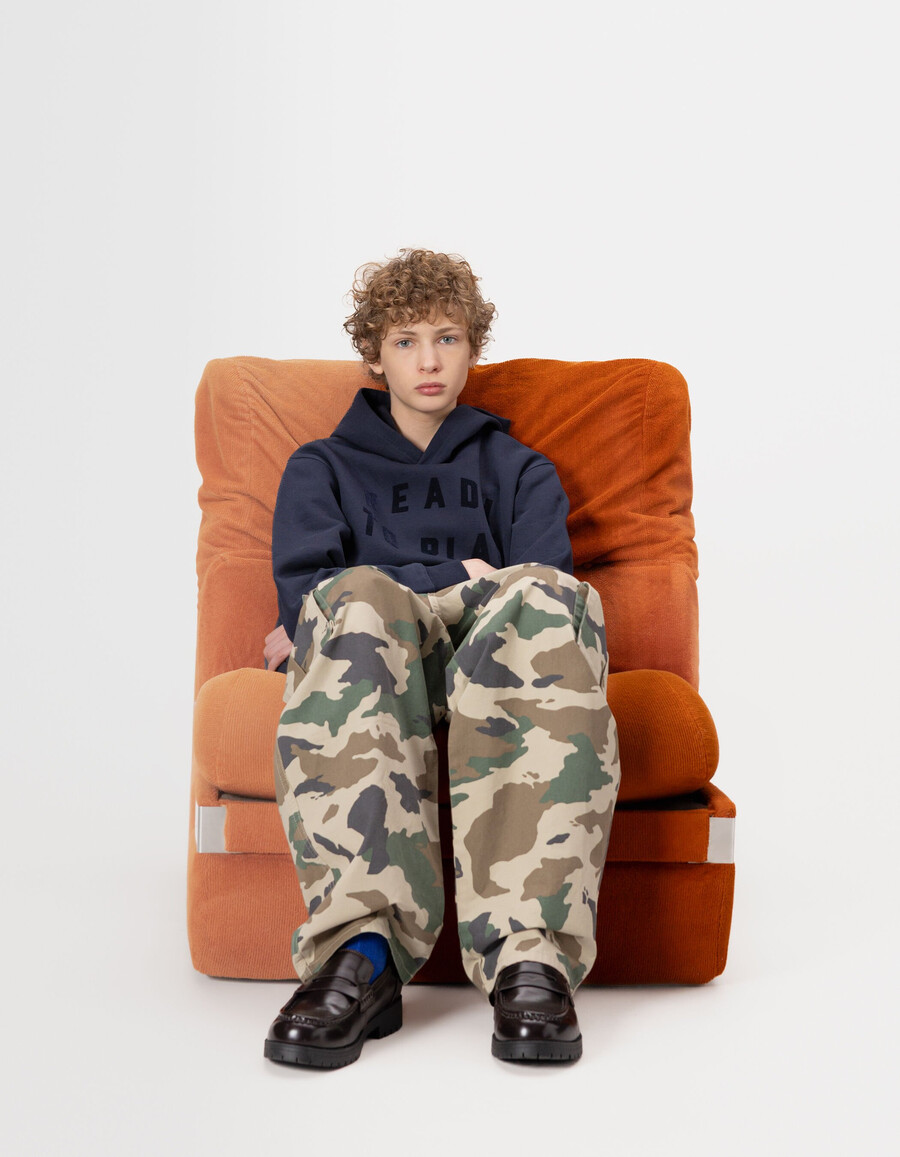 felpa con cappuccio blu navy da bambino con slogan in velluto floccato