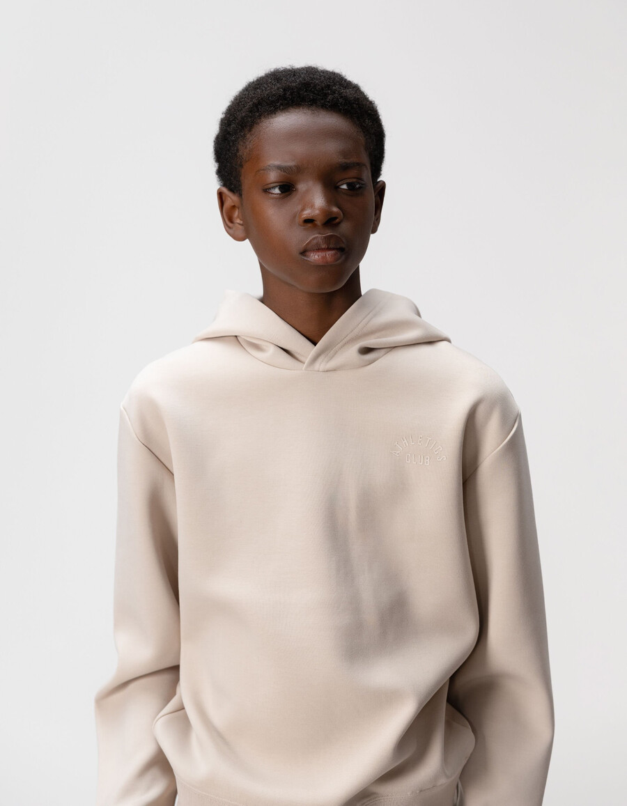 felpa beige da bambino con slogan in rilievo sul retro