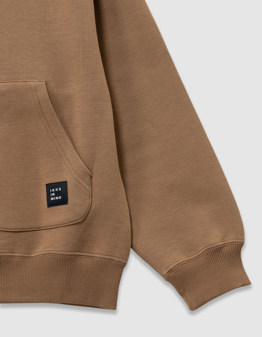 felpa con cappuccio color cammello con zip e retro in rilievo per ragazzi