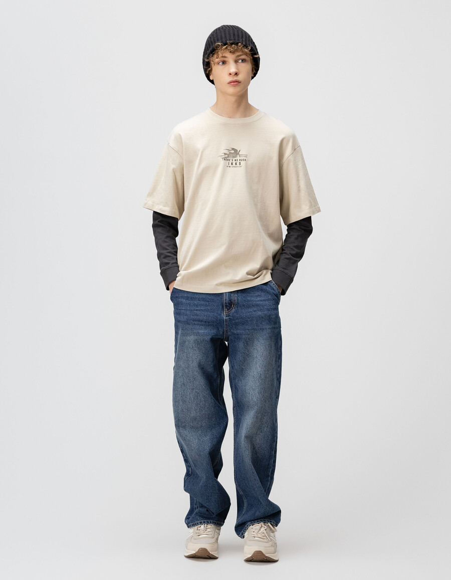 t-shirt beige in cotone biologico per bambini maniche trompe-loeil