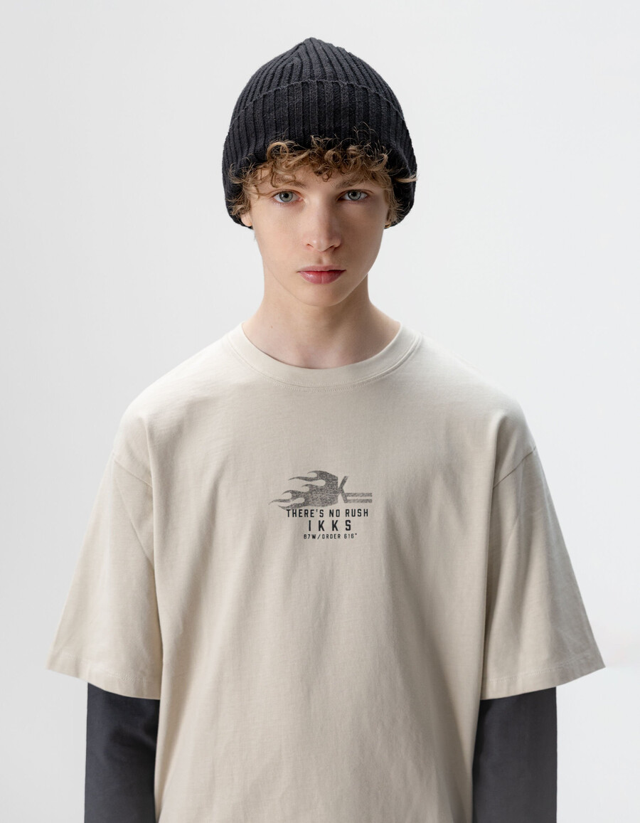 t-shirt beige in cotone biologico per bambini maniche trompe-loeil