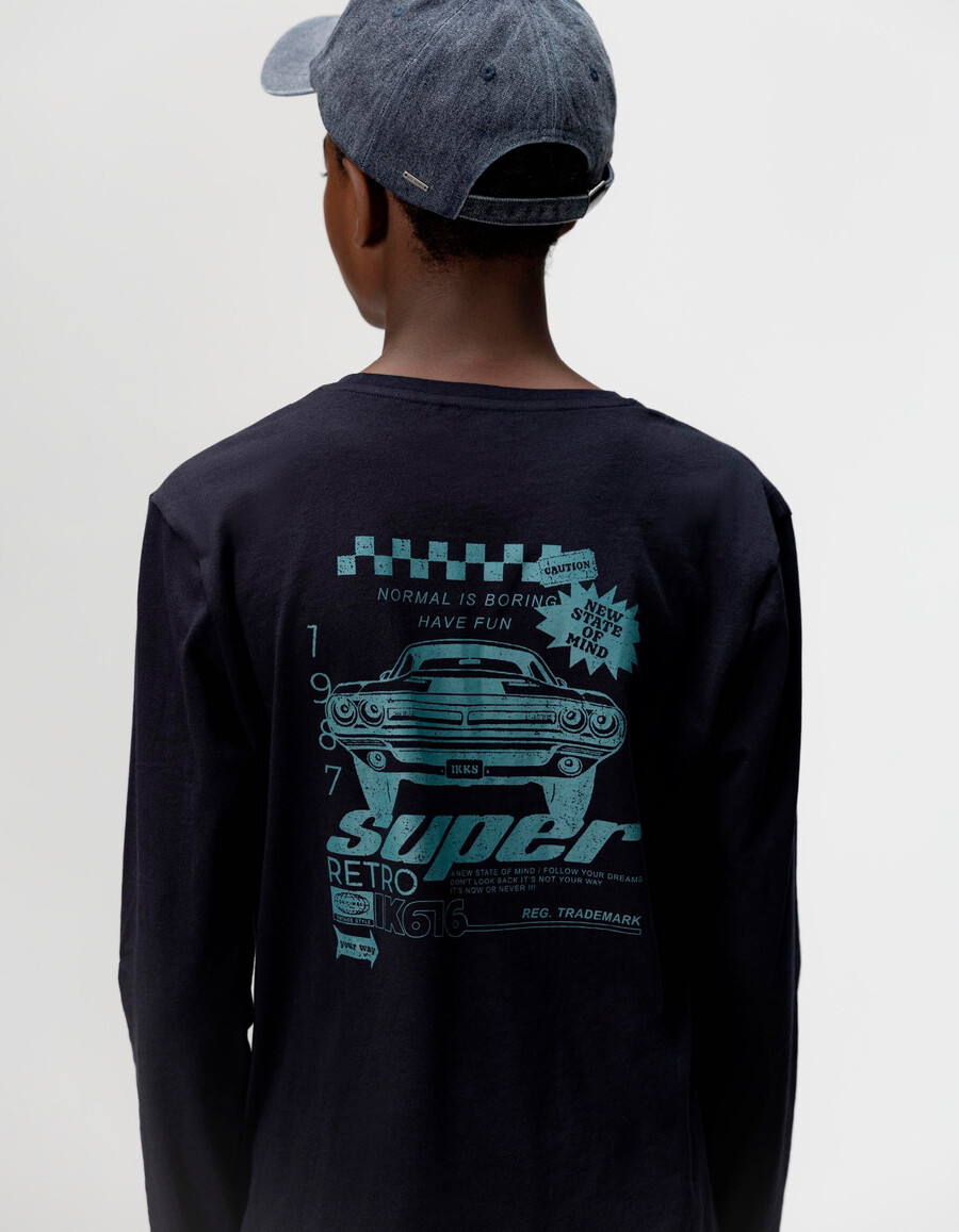 maglietta blu navy in cotone biologico per bambini con immagine di unauto sul retro