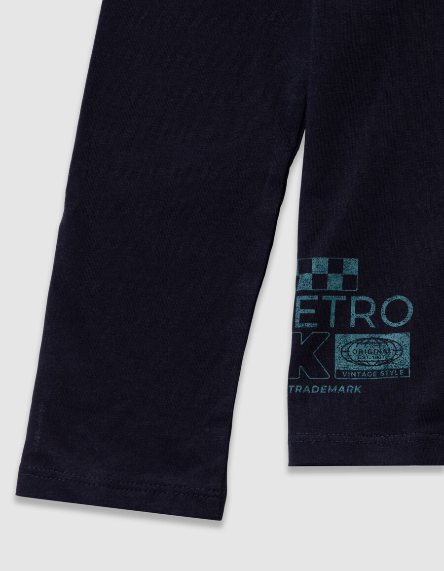 maglietta blu navy in cotone biologico per bambini con immagine di unauto sul retro