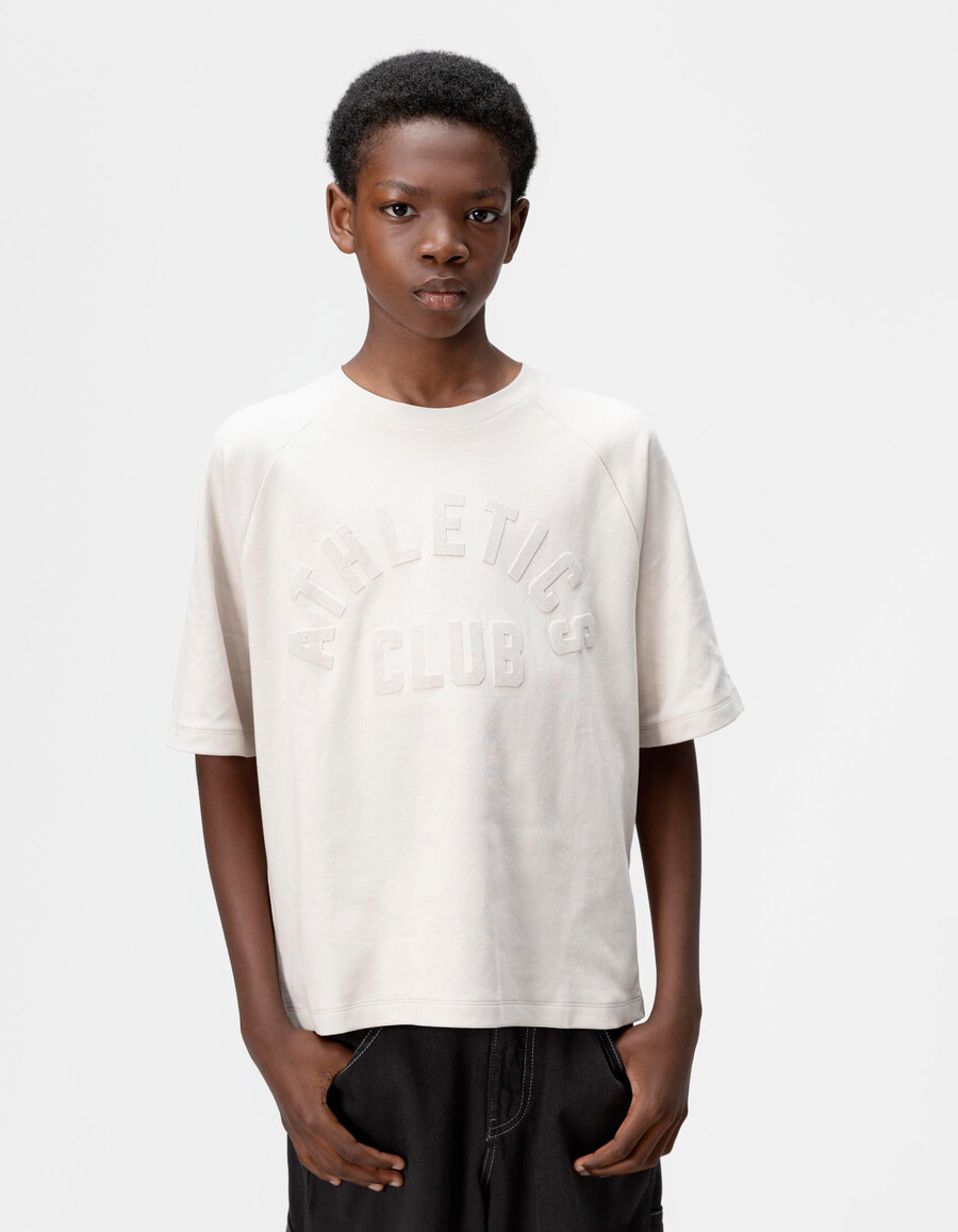 t-shirt beige in cotone biologico per bambine slogan in velluto floccato