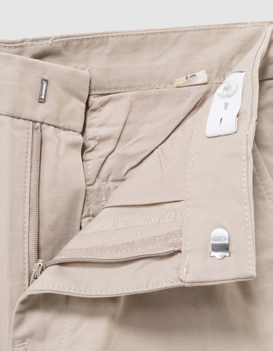 pantaloni chino beige larghi da ragazzo