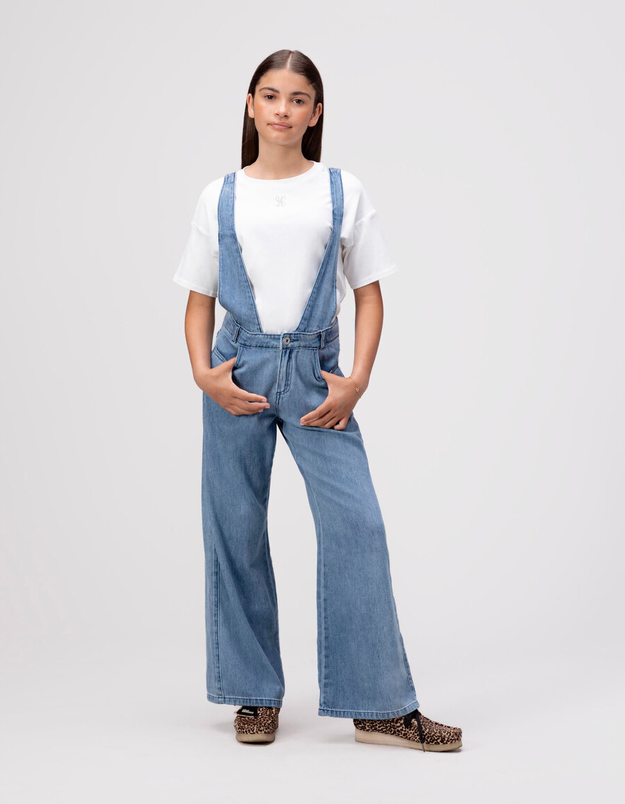 completo da bambina con salopette blu e maglietta bianca