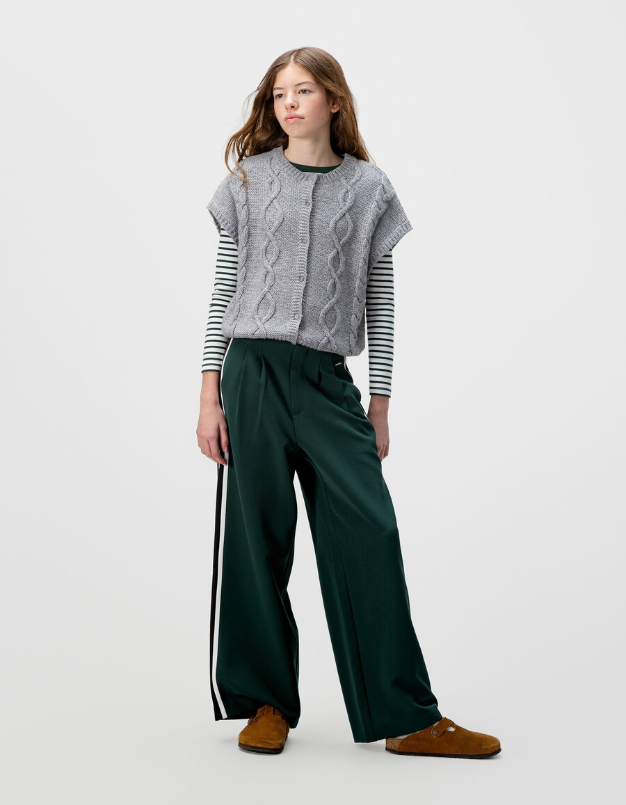 cardigan senza maniche in maglia a trecce grigia per bambine
