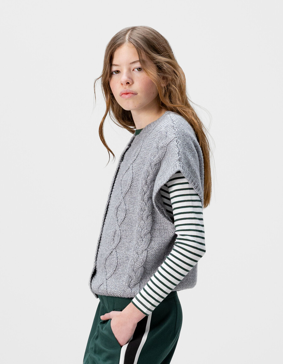 cardigan senza maniche in maglia a trecce grigia per bambine