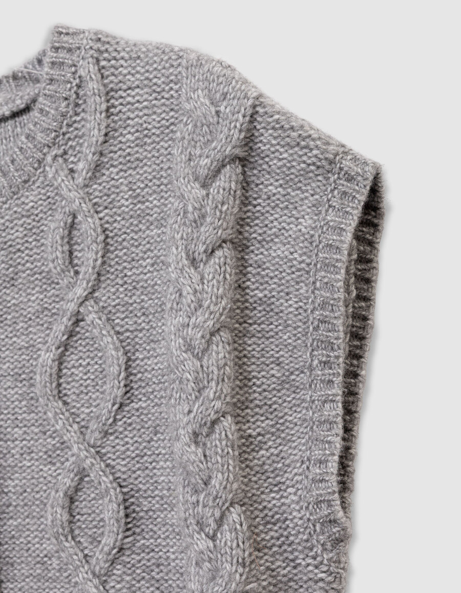 cardigan senza maniche in maglia a trecce grigia per bambine