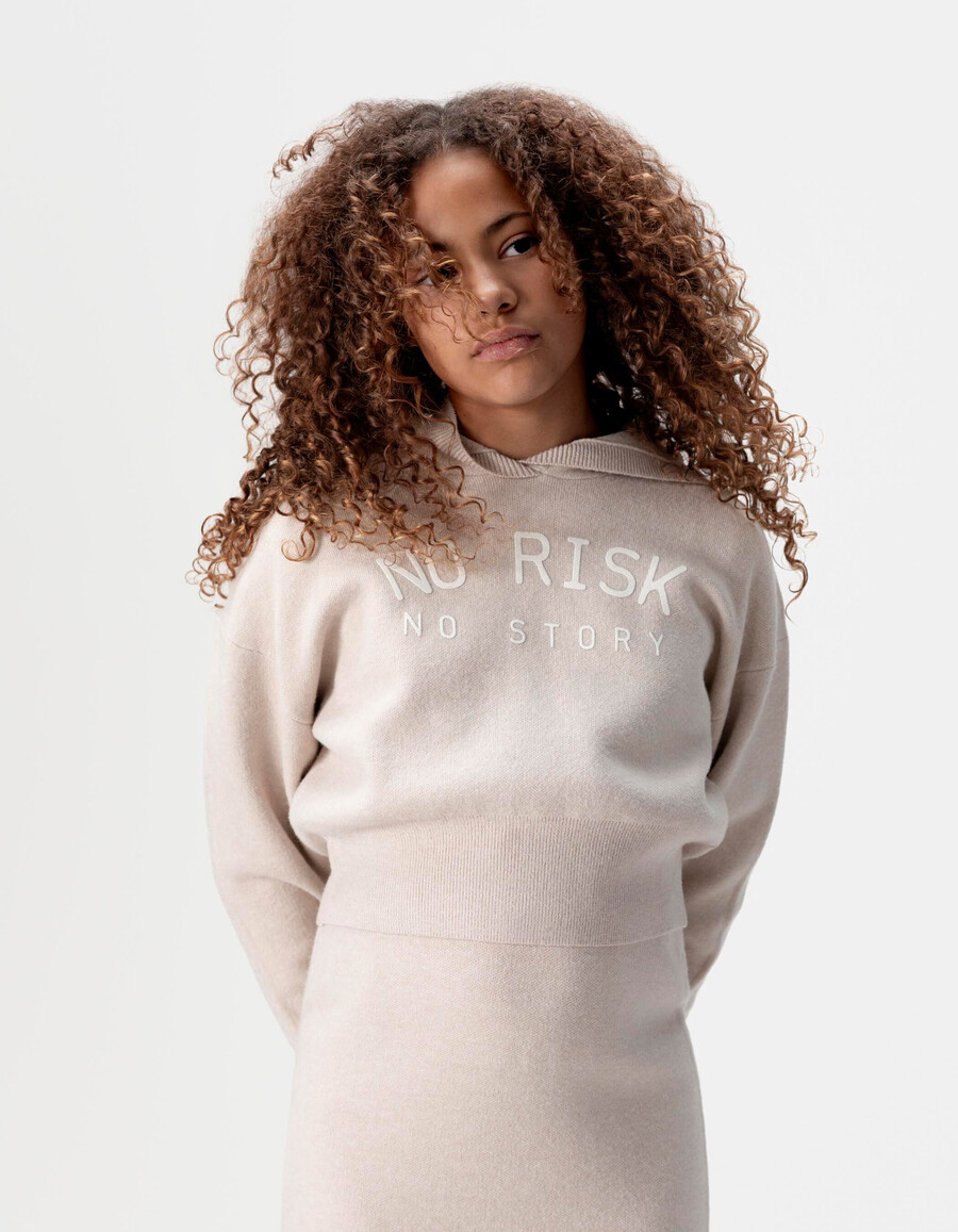 felpa con cappuccio beige in maglia con slogan per ragazze