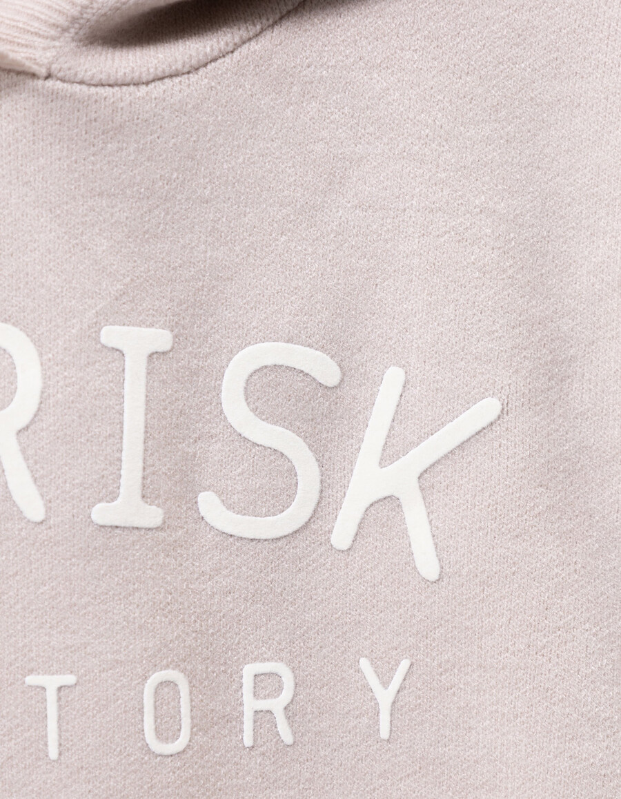 felpa con cappuccio beige in maglia con slogan per ragazze
