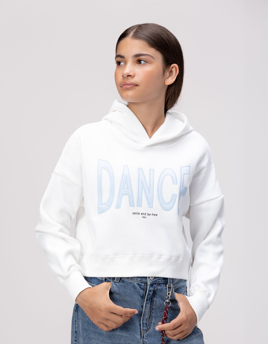 felpa lunga ecru da bambina con scritta ricamata blu