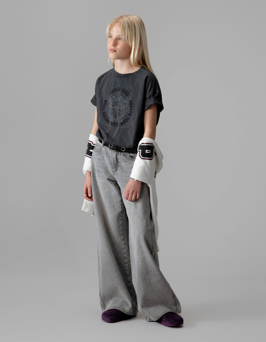 t-shirt grigia in cotone biologico per bambine con slogan e farfalla
