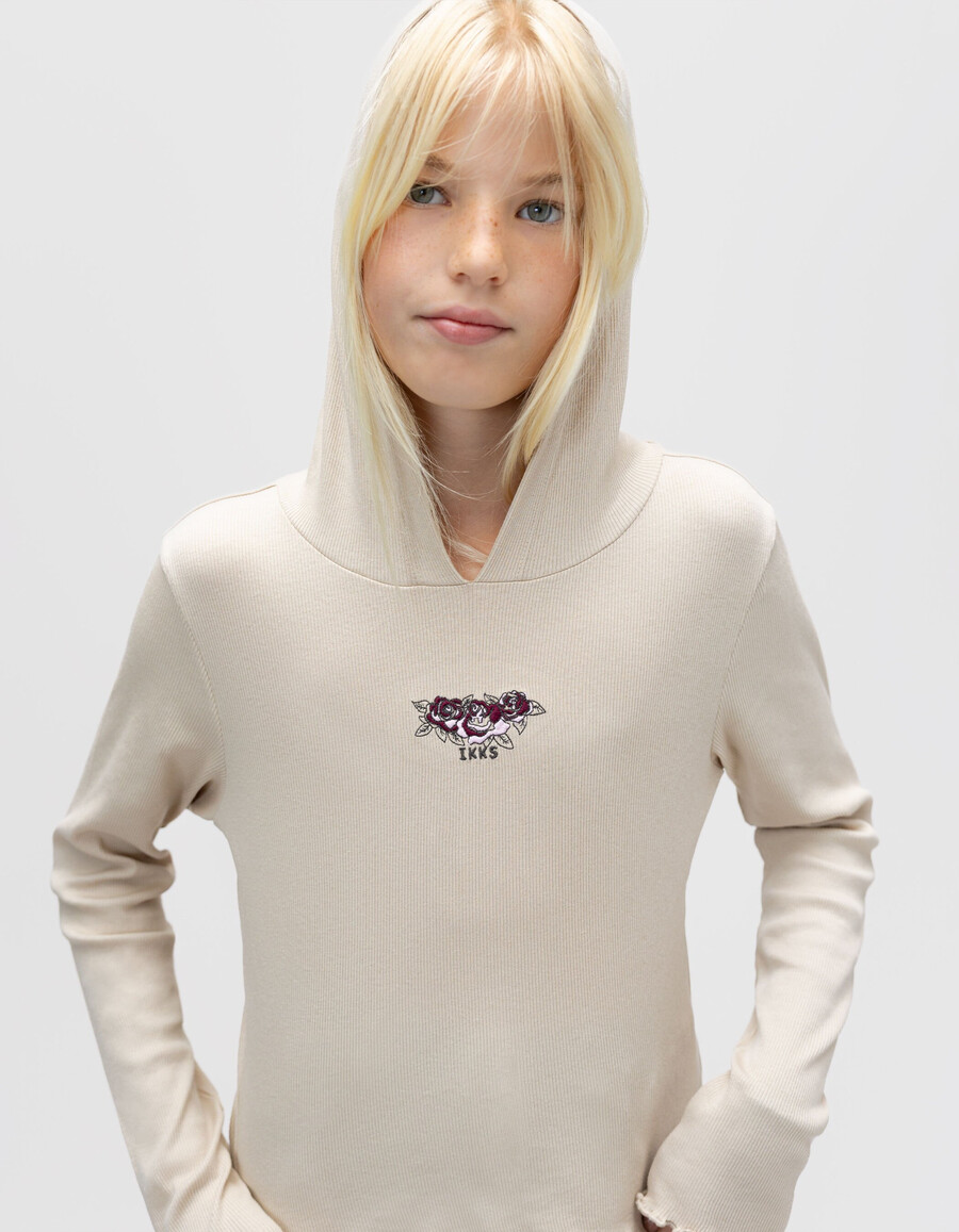 maglietta beige a coste con cappuccio e ricamo di rose per bambine