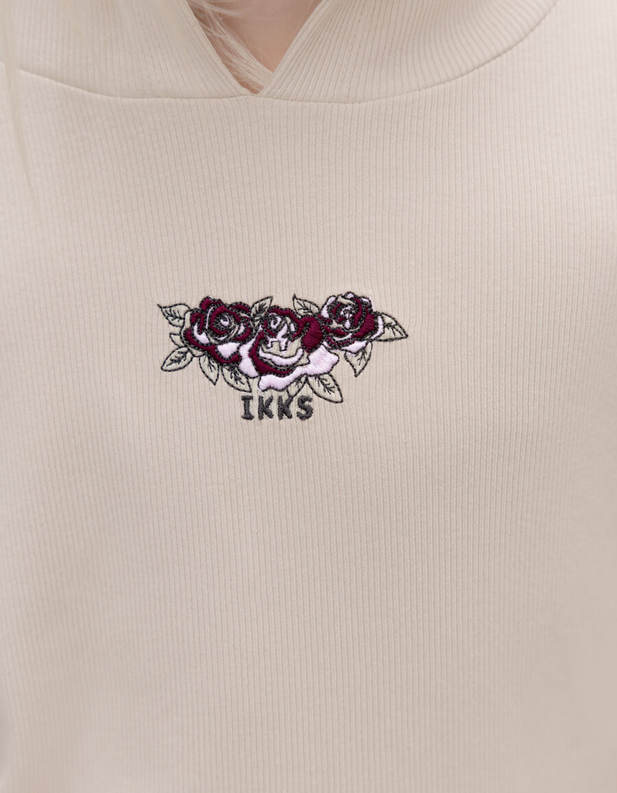 maglietta beige a coste con cappuccio e ricamo di rose per bambine