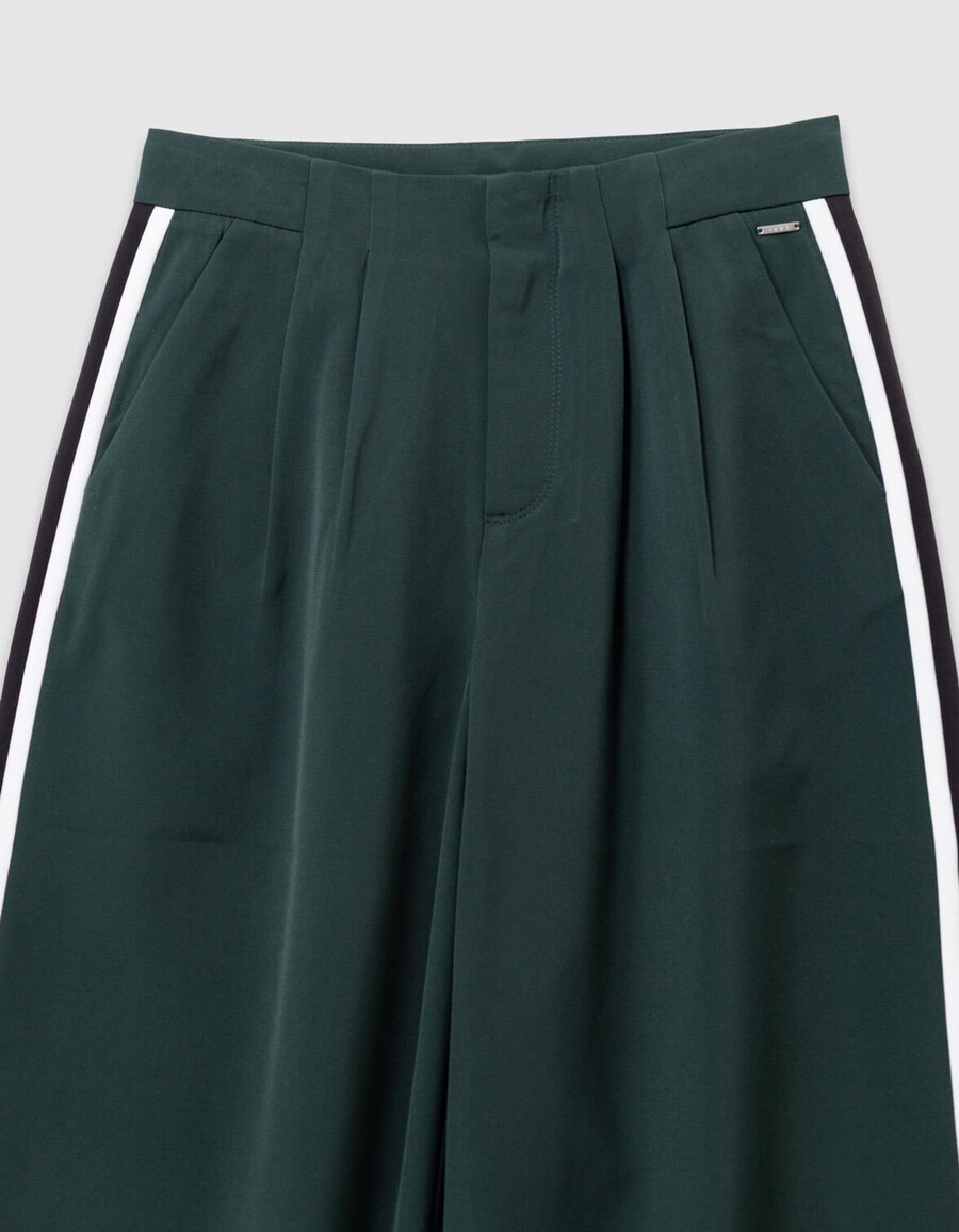 pantaloni verdi fluidi da bambina con fasce laterali a righe