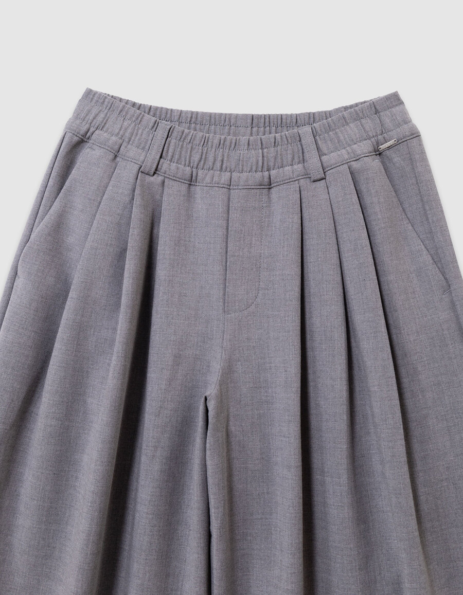 pantaloni larghi grigi da bambina con pieghe piatte