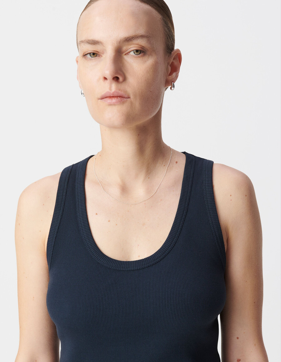 canotta da donna in maglia a coste blu navy con schiena a spina di pesce ricamata