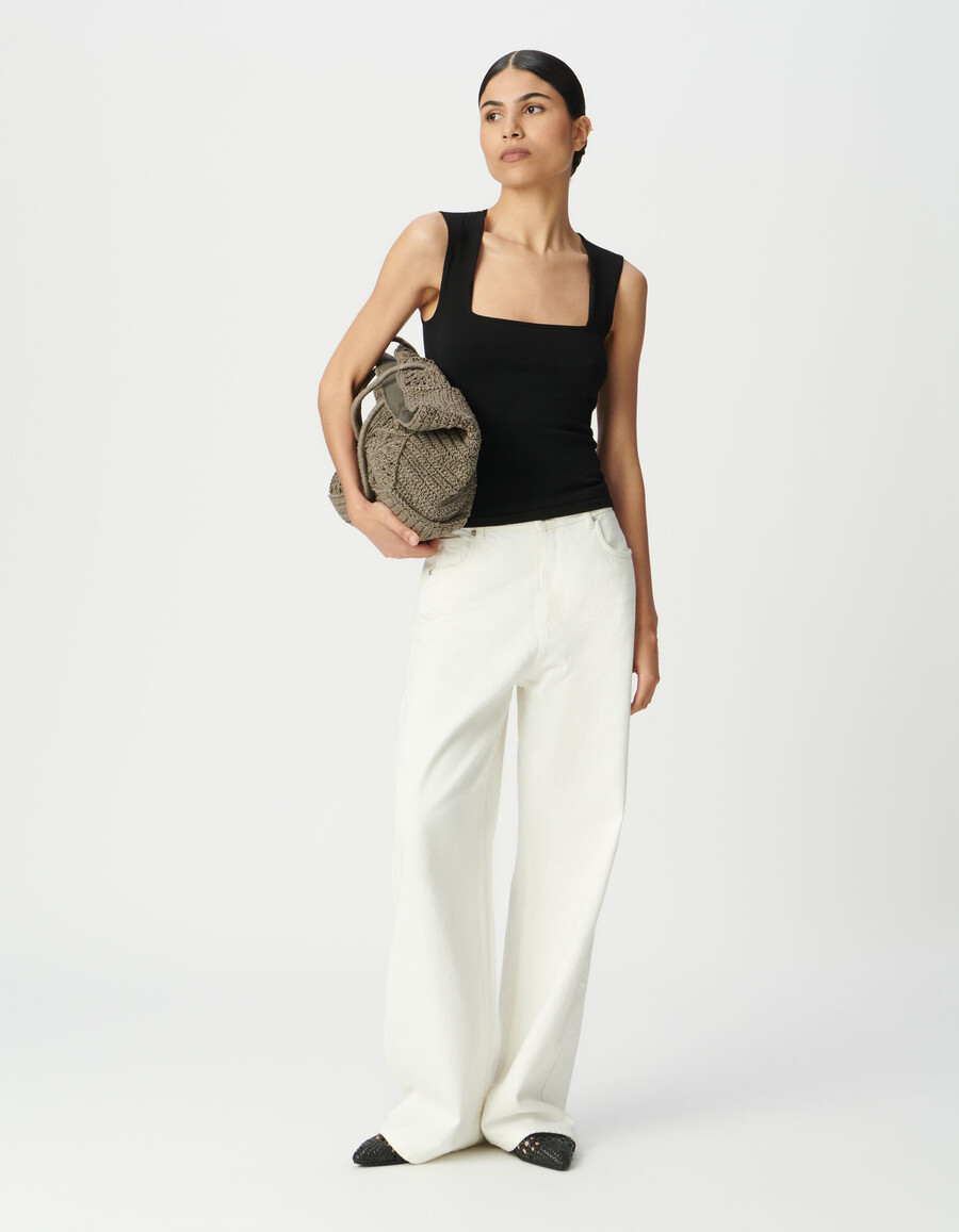 top nero attillato con scollo quadrato