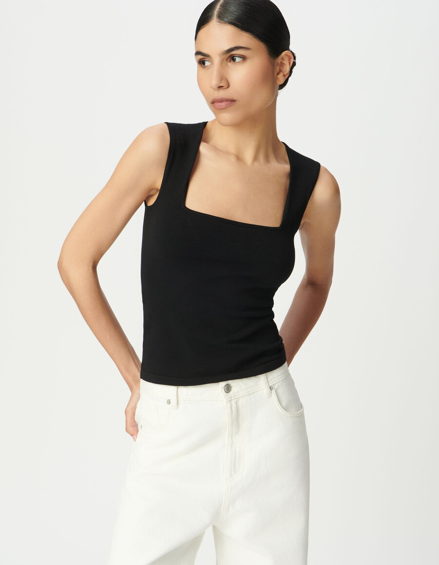 top nero attillato con scollo quadrato
