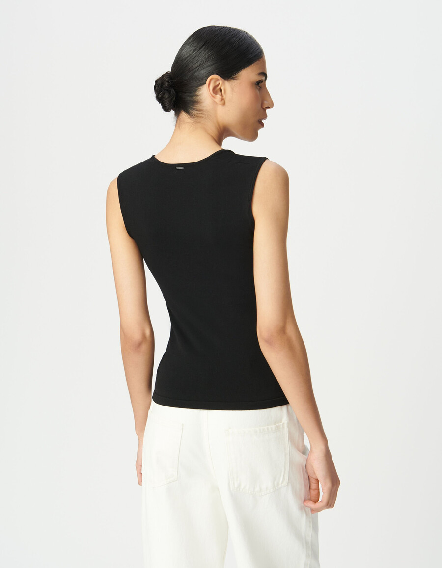 top nero attillato con scollo quadrato