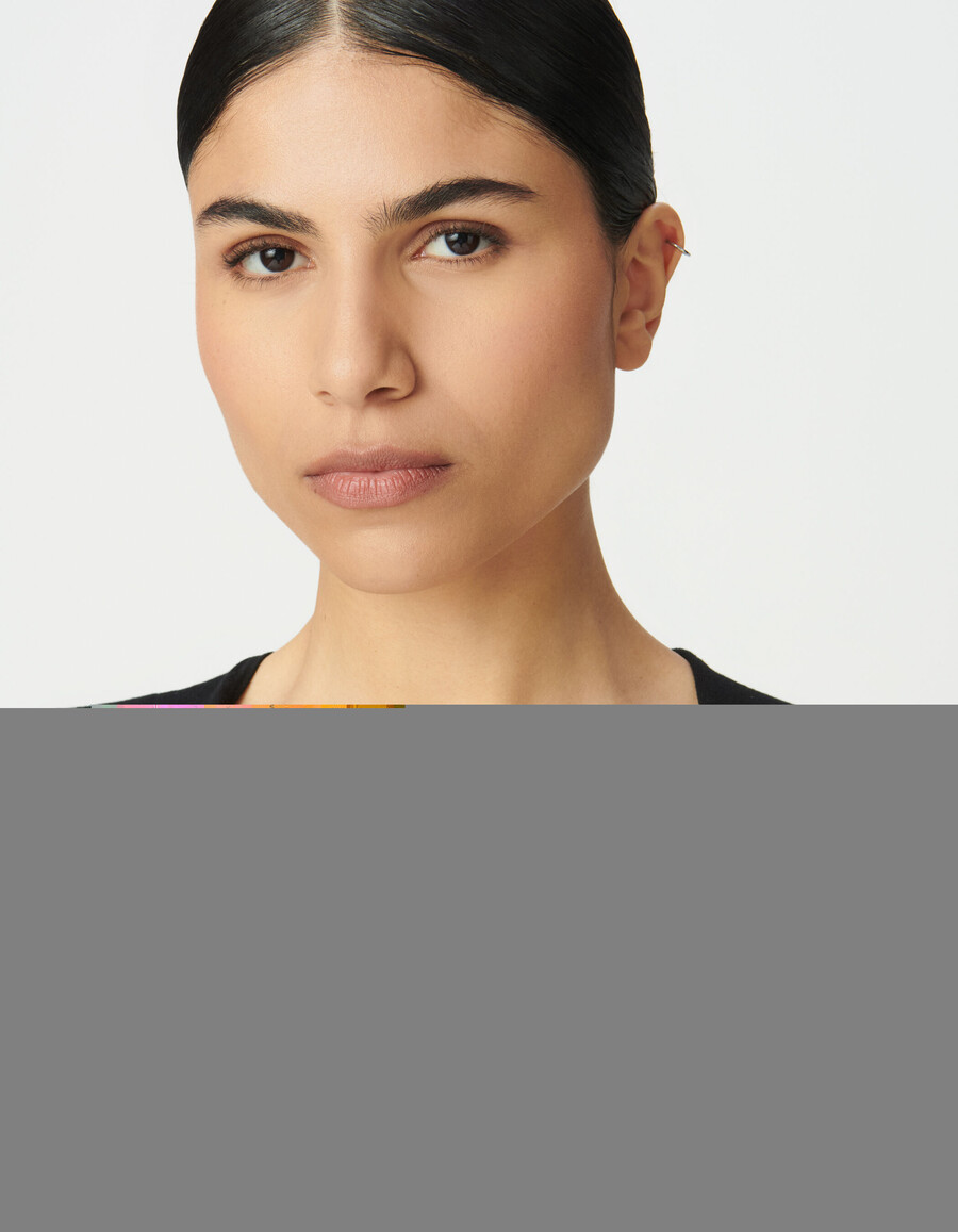 top nero attillato con scollo quadrato