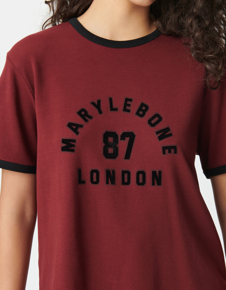 t-shirt da donna bordeaux con slogan in velluto floccato