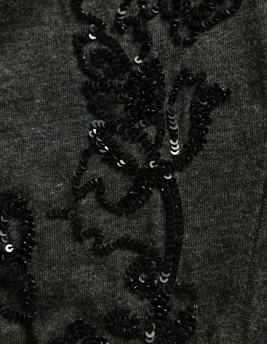 t-shirt grigia da donna con fiori ricamati con paillettes