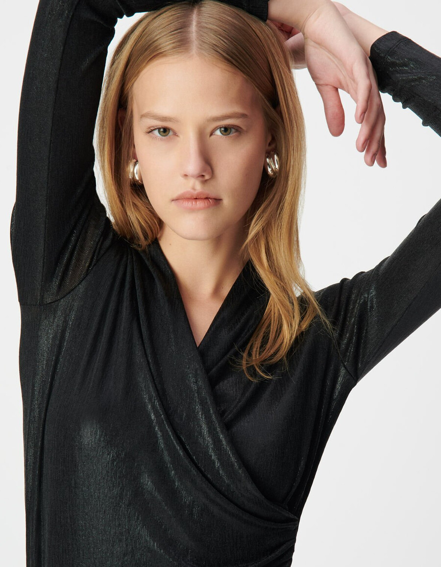 t-shirt avvolgente in lamé nero da donna