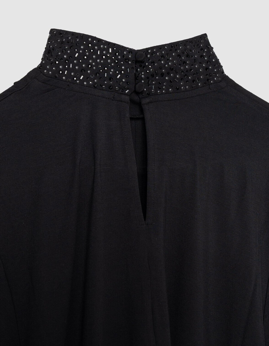 top nero a maniche lunghe con gioiello e collo alto per donna
