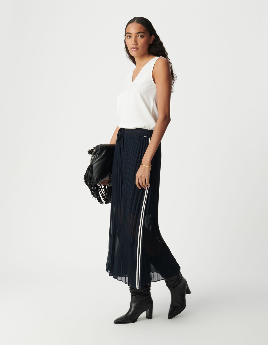canotta bianca reversibile da donna con borchie