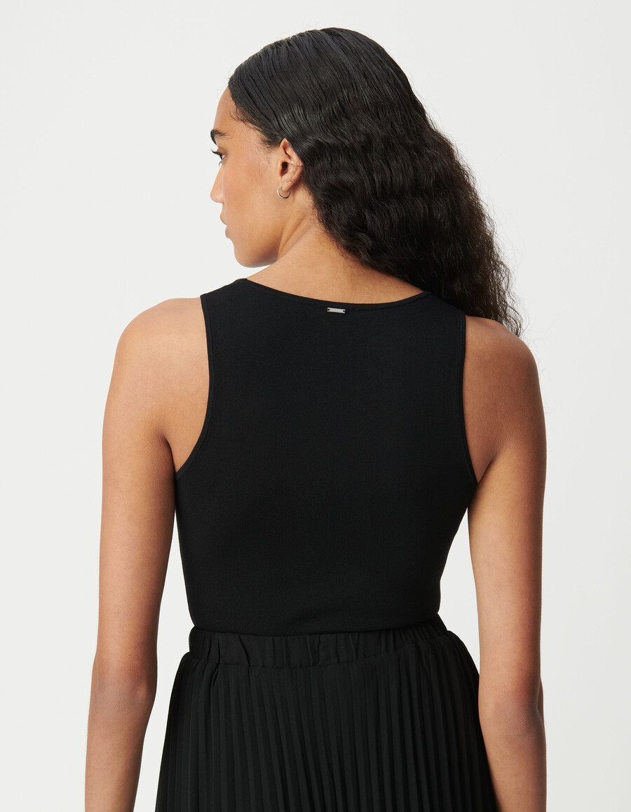 top senza maniche in maglia nera per donna con borchie