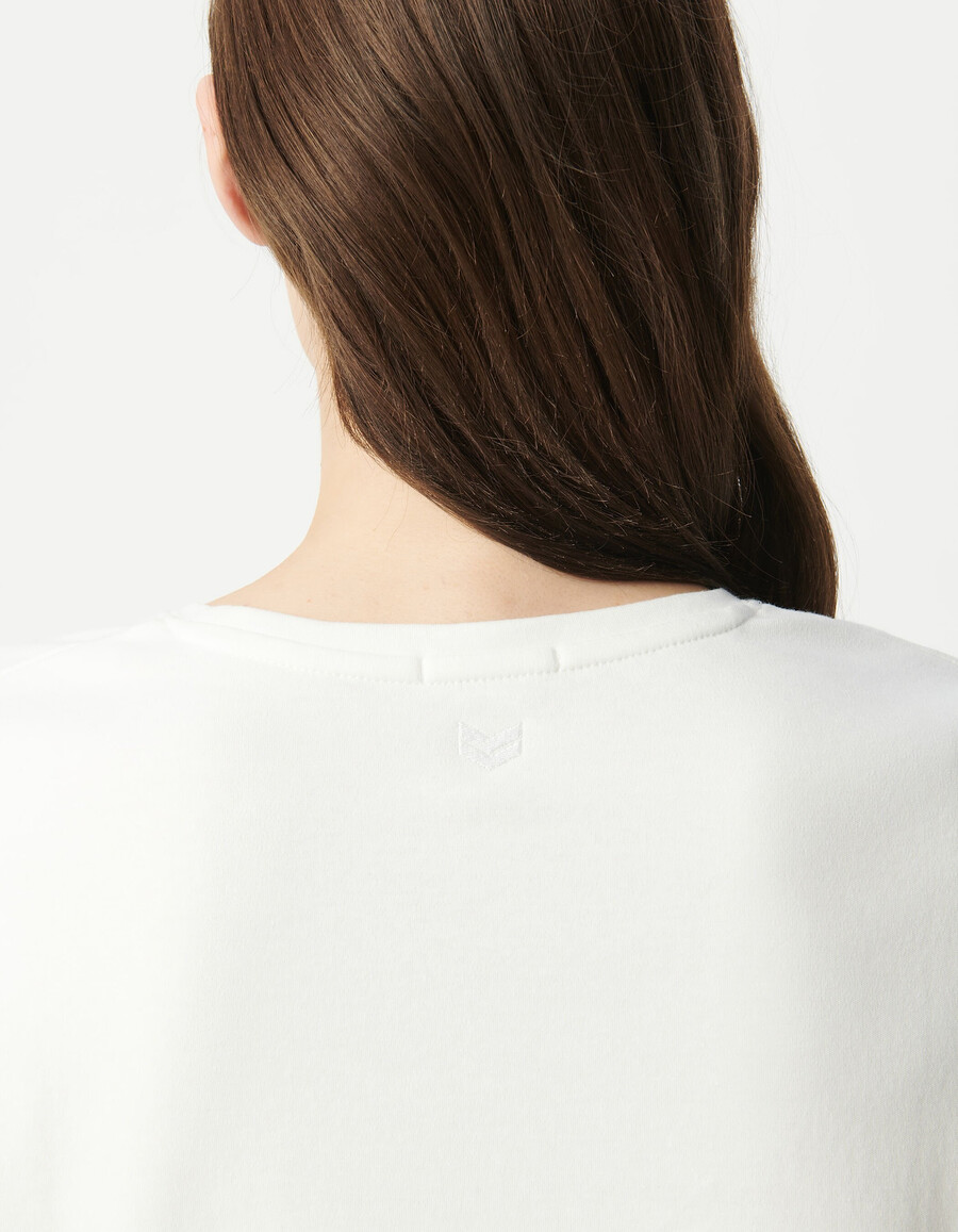 maglietta bianca da donna con scollo rotondo e ricamo a zig zag sul retro