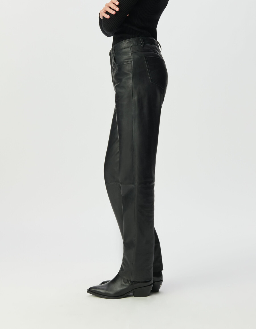 pantaloni da donna in pelle nera con taglio jeans