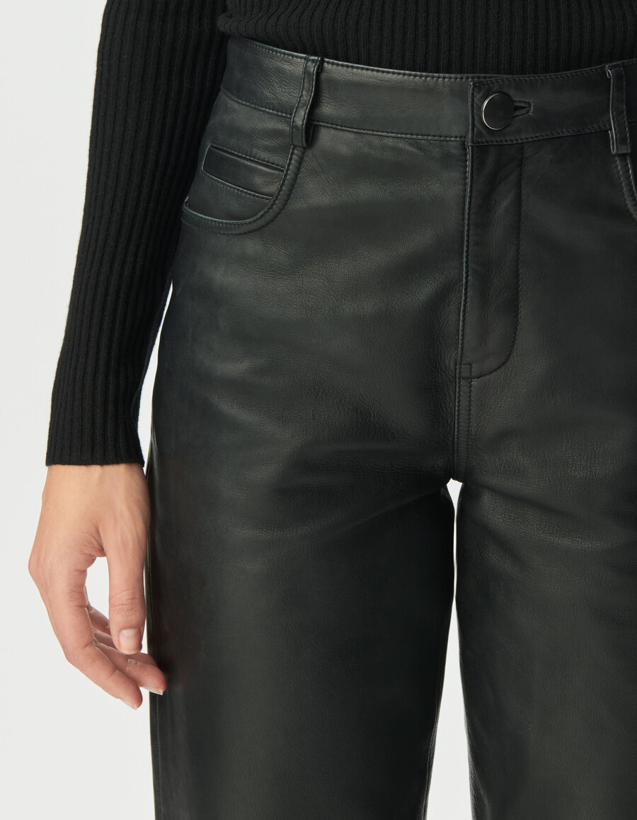 pantaloni da donna in pelle nera con taglio jeans