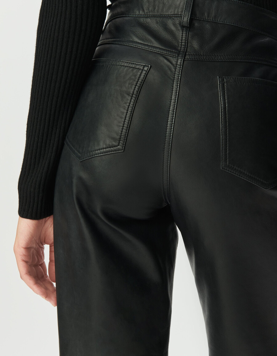pantaloni da donna in pelle nera con taglio jeans